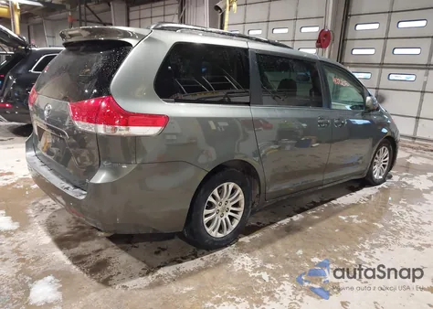 2014 Toyota Sienna Xle V6 8 Passenger z USA, uszkodzony, nr VIN 5TDYK3DC9ES430584
